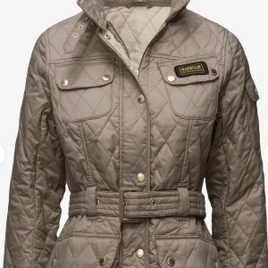 Barbour jacka beige - Säljer en Barbour jacka i beige i mycket fint skick. Storlek 38. Kommer inte till användning längre. Ord. Pris 2200kr men säljer för 500kr exkl. frakt. 
