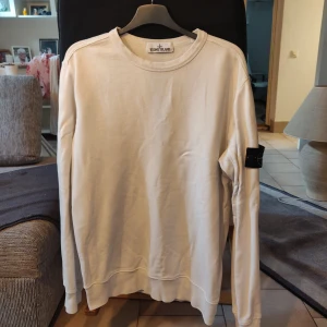 Stone Island Sweatshirt - Vit stone island sweatshirt Storlek M Köpt på NK Kvitto finns men det är slitet Säljs då den är för liten. Priset är inte ristat i sten.