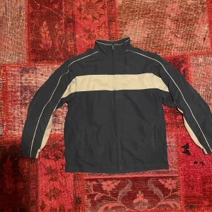 Reebok windbreaker - Vintage mörkblå jacka från Reebok, den har en sjuk passform och är i top kvalite, den är sjukt lätt och stylea, och schysst att ba slänga över nästan vilken outfit som helst. (Skriv för mer info!!)