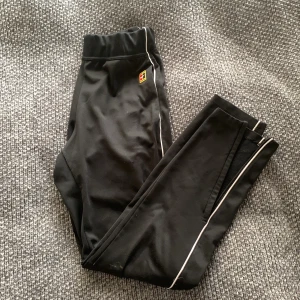 Nike träningsbyxor  - Svarta Nike byxor. Mer som ett par mjukisbyxor i passformen. Skriv för fler bilder