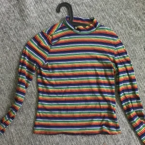 Monki regnbågsfärgad polotröja - Superfin tröja i skönt material. Använd ett par gånger men är i bra skick