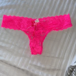 Neonrosa spets stringtrosor - Jättesnygga stringstrosor som är oanvända. Färgen är jättefin och är i storlek XXS/XS. Fick de på min födelsedag men de var för små på mig. Köparen står för frakten ❤️