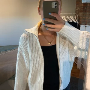 Stickad tröja - Säljer denna jätte fina stickade tröja med sip framtill. Vädligt bra skick! Från Gina i storlek S