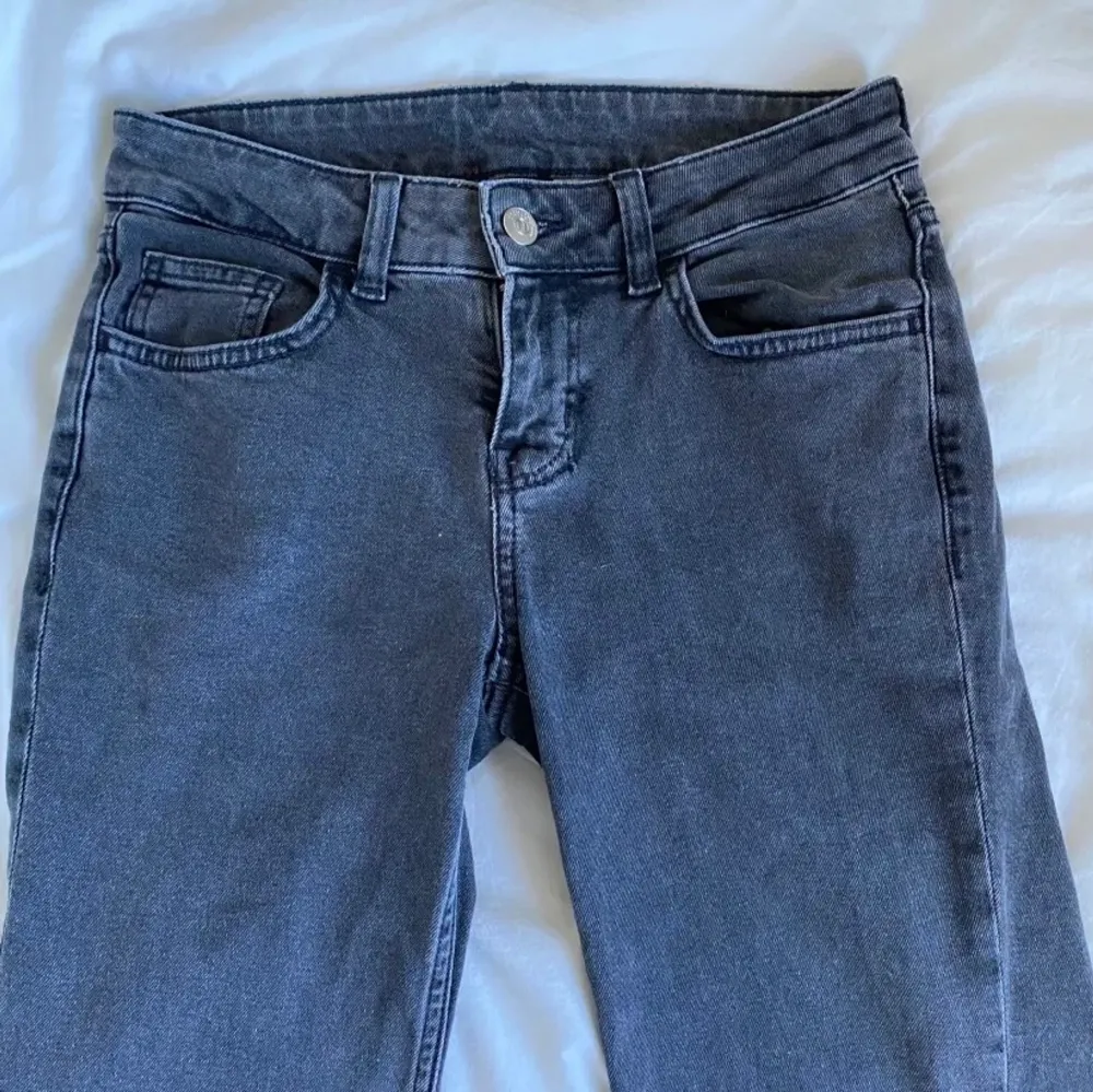 Svarta/gråa jeans med låg midja, endast använda några få gånger. Strlk 34, 150kr+ frakt💕. Jeans & Byxor.