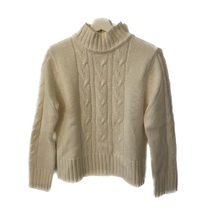 Stickad - Stcikad vit tröja med krage.