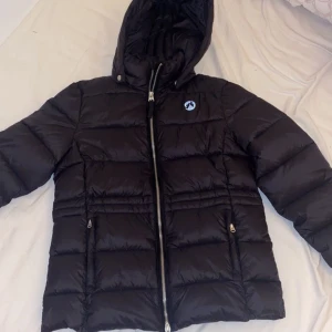 Vinterjacka för ryttare - Ridvinterjacka, använt en gång i max 10 min därav finns ej prislapp kvar. Egentligen i storlek 158-164 men det är XS-S kanske en liten M. Nypris 349kr tror jag 