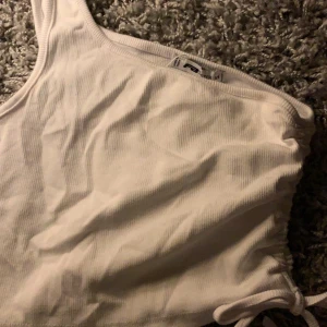 topp - en snygg topp med Knut på sidan från new yorker i strl XS men passar S