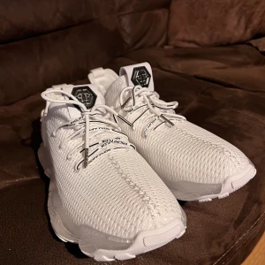 PHILIPP PLEIN  - Hej säljer mina Philipp Plein skor då jag köpte fel storlek, är storlek 44 men små i storlek så passar 42-43, dom är helt nya fick dom igår, har endast testat ena skon men dem va för små, kosta 450 euro (4932kr) köpare står för frakten,