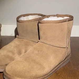 Uggs  - Säljer mina uggsliknande skor!! Använda fåtal gånger! 
