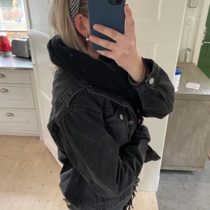 Svart jeansjacka - Säljer as snygg svart jeansjacka från NAKD strl 34! För fler frågor eller bilder skriv dm!!