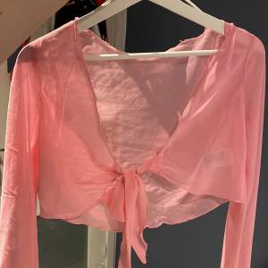 En tunn kofta liknande rosa kort tröja o använd i storlek S (köparen står för frakt)