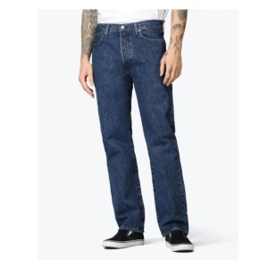 Levi’s 501, storlek 32/34 - Blå Levi’s 501, exceptionellt skick. Även om de använts hyfsat mycket ser de ut som helt nya! Priset går att diskutera!