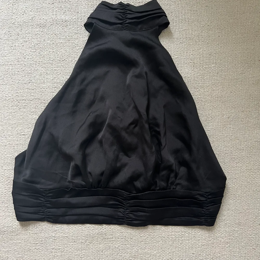 Väldigt fin topp från Gina tricot i storlek 32, men som ej använts på ett år. Puserot.