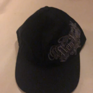 Y2k New York keps - Jätte kool y2k new york keps 💗 Säljer den för att jag inte kan skapa några outfits med mina kläder med den :( 