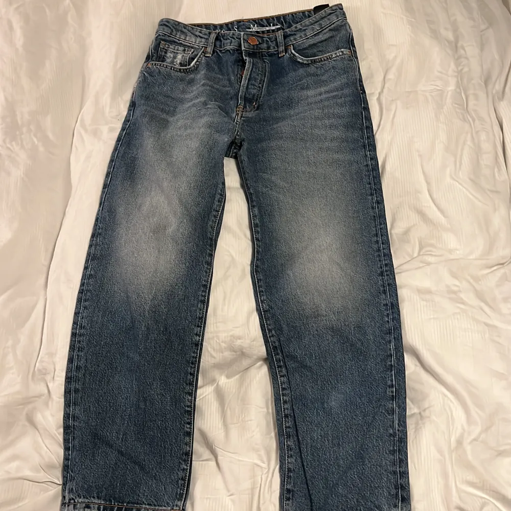 Storlek S: byxor från bikbok (tror jag), knappt använda men köpta runt 2019/2020 för ca:300kr . Jeans & Byxor.