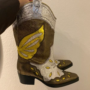 Cowboy boots - Cowboy bootsfrån ganni.  Säljer pga dom inte får nån användning. Storlek 40 men jag har storlek 38/39. Funkar alldeles utmärkt med en tjockare sula. 