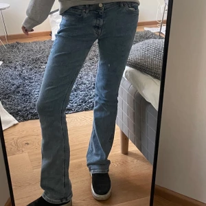 Flare jeans - Köpta på Marc opolo för ca 1000 kr. Sparsamt använda 😊 jag är 172 och har storlek 26/32
