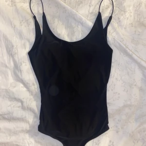 Bodysuit - Bodysuit med djup rygg. String modell, väldigt skön material. Strl S från Zara.