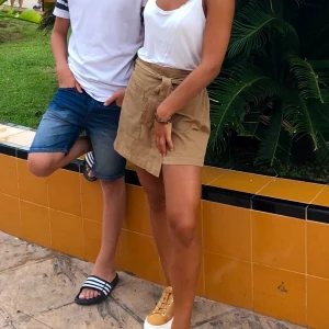 Cargokjol - Cargokjol från Stradivarius i storlek 34. Kjolen är i en cool modell med inbyggda shorts vilket gör den extra bekväm. Tyvärr är kjolen för liten för mig och därav säljer jag den nu i hopp om att någon annan kan f bättre användning av den🥰☺️