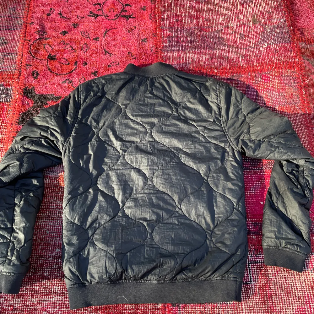 Tvär fet vintage style puffer jacket i hel svart, den är luftig och skön men håller ändå värmen, och skit trendig och snygg. (Pris kan diskuteras vid snabb affär). Jackor.