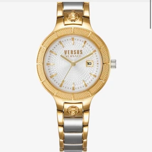 Versus versace klocka (helt nytt) - Klockan är fortfarande oöppnad och helt nytt, certifikat finns i boxen. Säljer den pga har fått två som födelsedagspresenter av misstag 😬 Säljer den för 1350kr men den köptes för ca 2000kr på zalando ✨