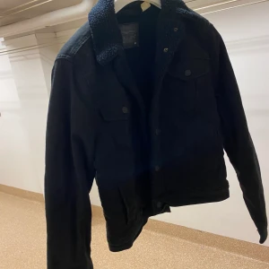 Levis jacka - Säljer denna Levis jacka då den ej kommit till användning, så nästan som ny!  Det är en perfekt jacka till hösten eftersom den är fodrad och så är den stilren. 