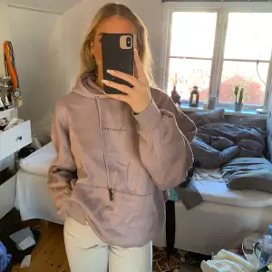 Hoodie från missguided. Lila/beige färg. storlek 38 men oversized. 