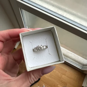 Ring med stenar  - En väldigt gammal silvrig ring med stenar. Ringen har en stämpel men jag vet inte vad det är för metall och så. 