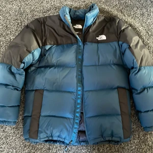 The North Face jacka  - Säljer min snygga north face jacka då jag bara tröttnat lite på den och den inte riktigt är min stil. Den är i skick 9/10 då den är använd några få gånger förra vintern och har inga hål eller märken någonstans, den ser som ny ut. Nypris ungefär 3100 