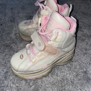 Buffalo skor 37 rosa grå - Typ grå. Med rosa inslag. Storlek 37. Inte använda på länge. Kan skickas mot fraktkostnad. Fråga om något är oklart.  Finns i Sthlm från fredag till söndag. 