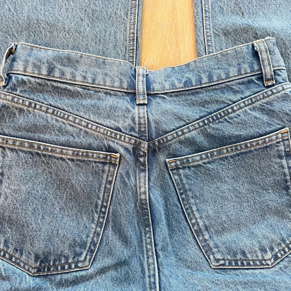 Så snygga jeans från zara som tyvärr blivit försmå. Storlek 36, modellen heter wide men är relativt raka i benen. Hör av er för fler bilder eller vid frågor! Säljer 2 byxor till i samma modell, marinblå och svart!❤️❤️. Jeans & Byxor.
