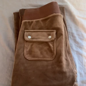  Bruna Juicy couture byxor  - Nyskick, inte utstretchta. Inga fläckar eller hål. Säljs för att jag inte använder dom.