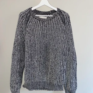 OUR LEGACY KNIT SWEATER -  Jag har använt denna fina tröja ett fåtal gånger, men tyvärr aldrig känt att jag passar i den. Är egentligen storlek S/M, men har suttit bra, lite oversizead. 