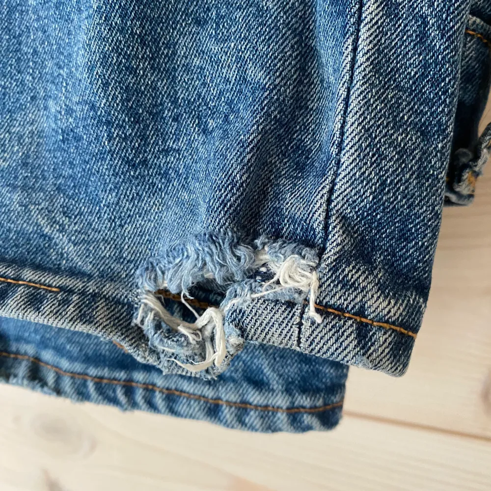 Jättefina levi’s jeans. Sitter nästan exakt som ett par 501:or. Skada i vänstra ben.. Jeans & Byxor.