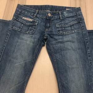 Lågmidjade bootcut jeans från Herrlicher som inte kommer till användning. Frakten ingår!!