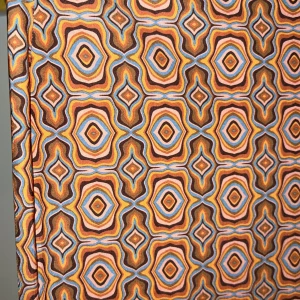 Långa utsvängda byxor  - Långa, mönstringa, utsvängda byxor. 