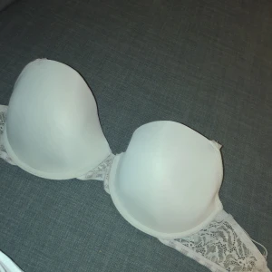 Bh, strl 80D från H&M - Ljusgrå bh med spets detaljer, nyskick 