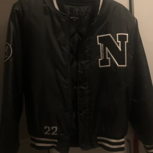 Vintage jacket - Säljer denna vintage, oversized varsity jackan! Passar som S/M. Säljer för 150! 