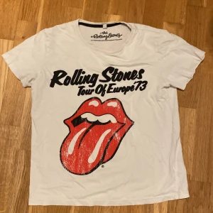 Rolling stones tshirt  - En snygg Rolling Stones T-shirt som är i size 158-164. Kontakta vid flera frågor.