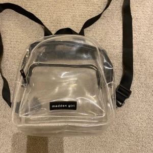 Madden girl ryggsäck - ÄKTA STEVE MADDEN VÄSKA✨✨köpt för 2 år sedan för 650kr, påsen ingår!!fint skick:)