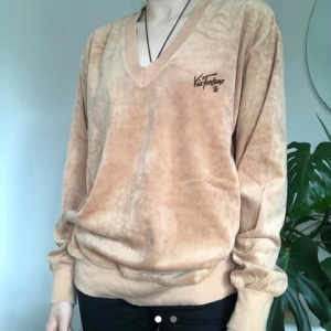 Vintage via fontano velvet tröja  - Vintage tröja från via fontano i velvet   Beige/brun  Storlek 50 ( passar xs-l beroende på önskad passform )  Pris kan diskuteras ☺️