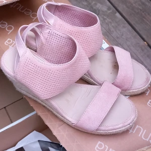 LILAC PINK Platform Sandals Heels from TK Max - Bought in England in Tk Max. Comfortable for long walks. Platform is great fitted to the foot allows to hold long walks without pain or discomfort.