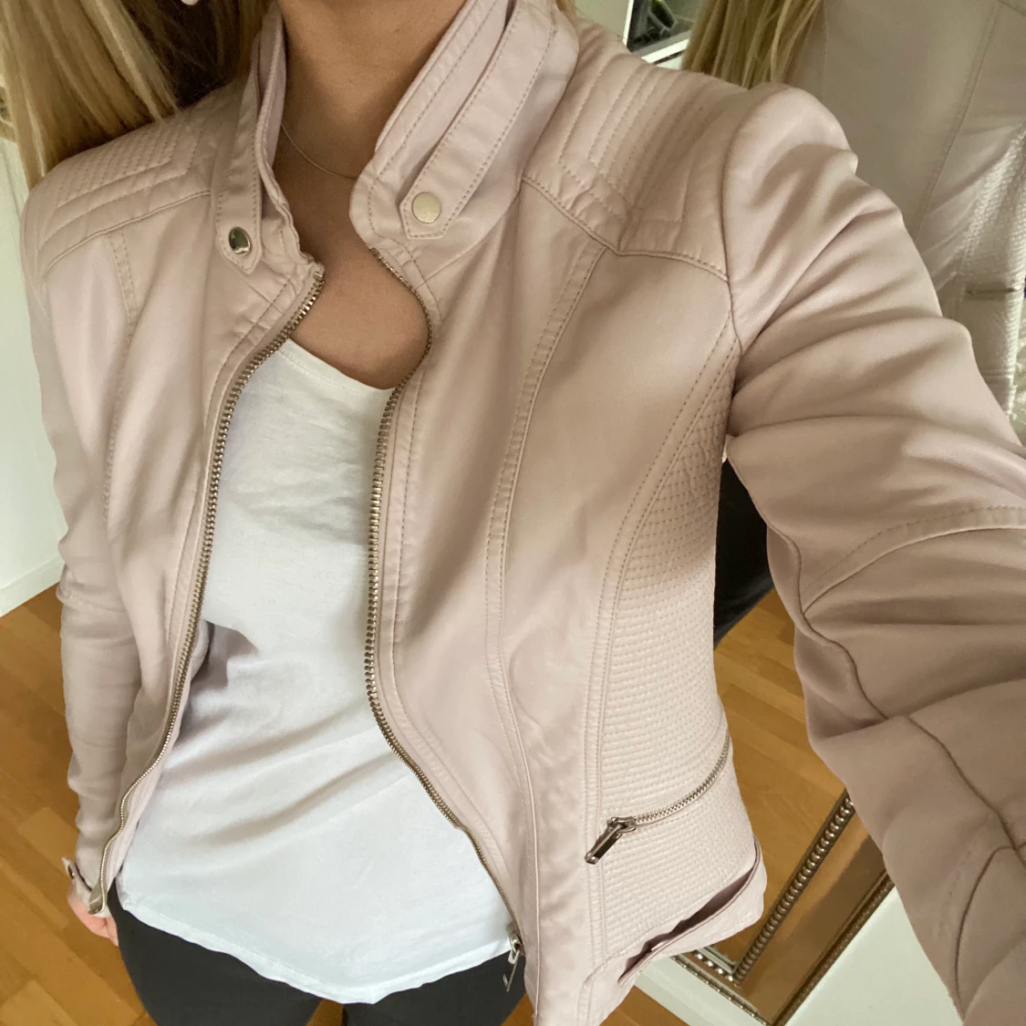 Ljusrosa-beige skinnjacka - 90