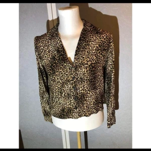 Leopard mönstrad blis - Från topshop. Storlek 36.