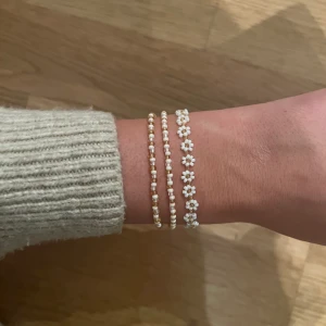 Pärlarmband - Pärlarmband med valfri storlek, färg & mönster 💐 2 armband för 32kr, 3 armband för 42kr, 4 armband för 52kr, 5 armband för 62kr. Blomarmband kostar 40kr Frakten kostar 13kr 🌸