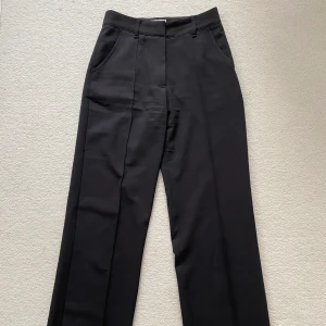 Kostymbyxor - Svarta kostymbyxor från Madlady, använda en gång. Storlek 34 länd 32, 250kr +frakt