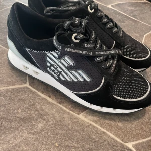 Emporio Armani skor - Skor från Emporio Armani. Använda 1 gång. Silver detaljer
