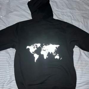 Cool hoodie där varje tryck är i reflex. Gjord av ett UF-företag. Storlek S! Frakt tillkommer:)