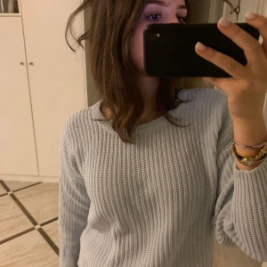 Tröja  - Så fin färg! Älskar denna tröjan men den kommer inte till användning. Den har inga defekter. Storlek xs❤️