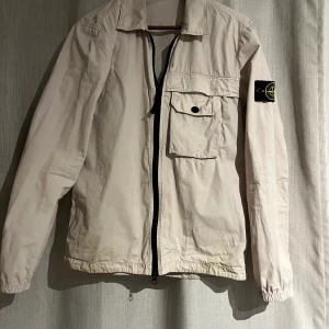 Stone island overshirt - Säljer min stone island overshirt i Strl M